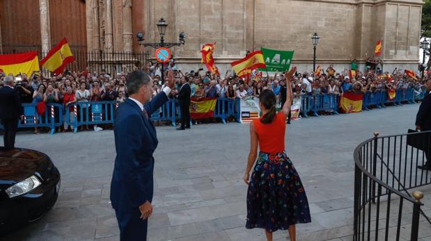 Numerosos ciudadanos se congregaron el viernes para saludar a don Felipe