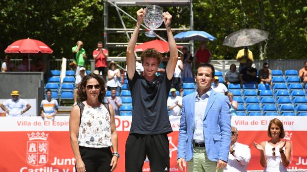 El tenista frances Ugo Humbert ,ganador de la 33 edición del Open Castilla y León, posa junta a la extenista y directora del torneo, Virginia Ruano y el director general de Deporte de la Junta, Alfonso Lahuerta