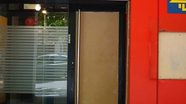 La sucursal violentada en Leganés, ayer, con el cajero y la puerta reventados