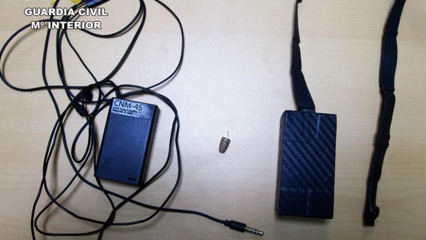 Kit de espía que llevaba la persona sorprendida en el examen del carnet de conducir