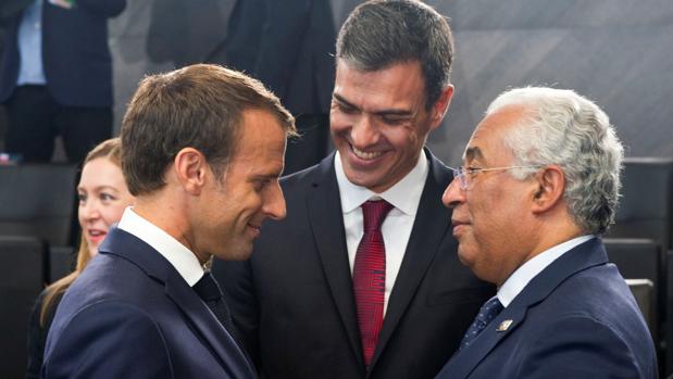 Pedro Sánchez con el presidente de Francia. Emmanuel Macron, y el presidente de Portugal, Antonio Costa