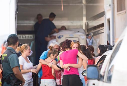 La familia del joven, mientras tiene que ser bajado del camión