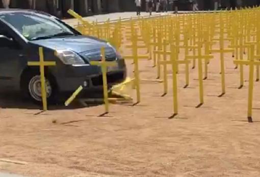 Un coche arrolla cruces amarilas en VIC