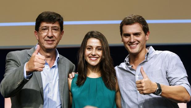 El candidato de Cs para Andalucía, Juan Marín; la número dos de Cs, Inés Arrimadas, y el líder, Albert Rivera.