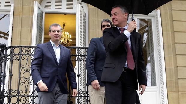 Markel Olano (i), junto a Iñigo Urkullu