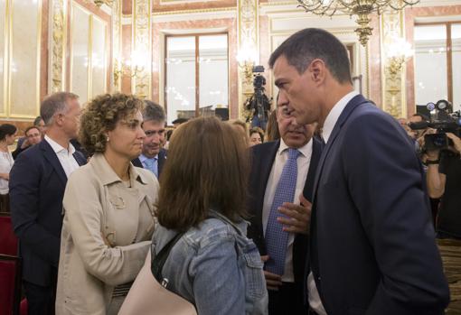 Sánchez dialoga con Montserrat en el momento en el que le propuso que Torra acudiese a la Comisión y no al Pleno