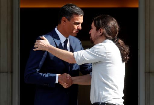Pedro Sánchez y Pablo Iglesias en su encuentro en las escalinatas de La Moncloa