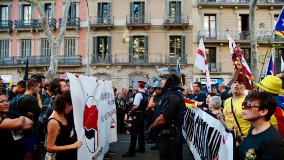 Los antidisturbios separan a la treintena de fascistas y los conducen a un lado, lejos del resto de manifestantes. Hay dos pequeños grupos, unos identitarios de ultraderecha, los otros, radicales antifascistas