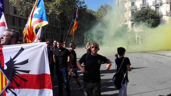 Disturbios tras la ofrenda floral de un grupo identitario