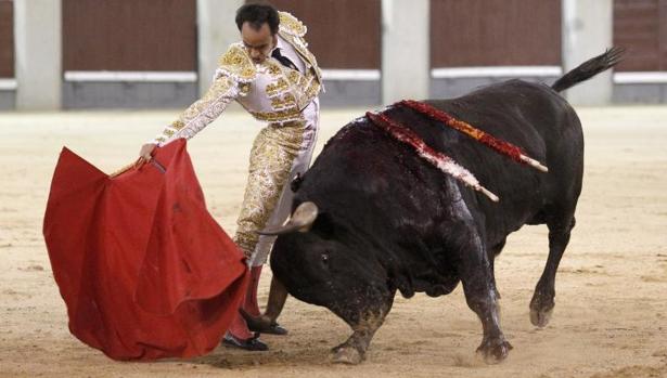Christian Escribano cortó una oreja a un toro de Saltillo en su confirmación de alternativa en Madrid este domingo