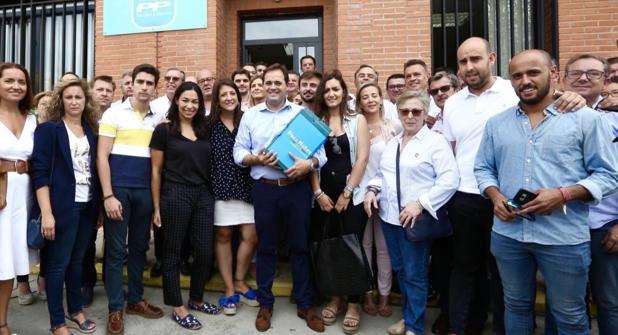 Núñez posa con decenas de militantes del PP y las carpetas con miles de firmas que han avalado su candidatura