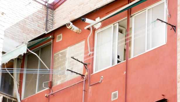 Ventana tapiada para evitar que se cuelen y hagan negocio los ladrones