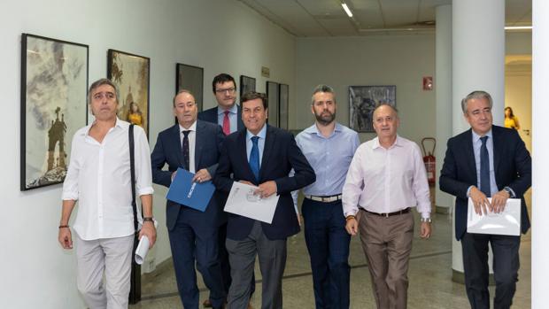 El consejero de Economía de Castilla y León, Carlos Fernández Carriedo (centro), reclama al Ejecutivo de Pedro Sánchez un trato igualitario