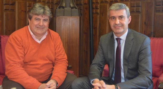 Teodoro Jiménez, alcalde de Montearagón, con el presidente de la Diputación, Álvaro Gutiérrez