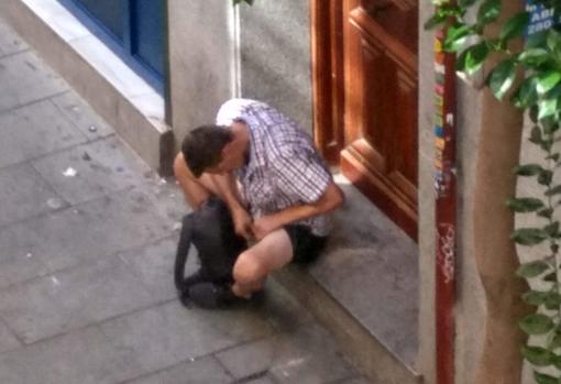 Un hombre consume droga en plena calle