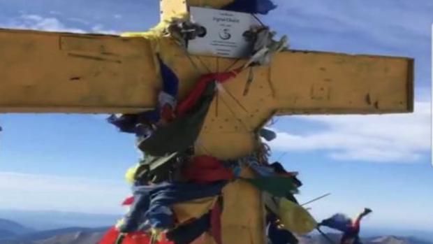 La cruz que corona el Pico Aneto (Huesca), pintada de amarillo por los independentistas catalanes