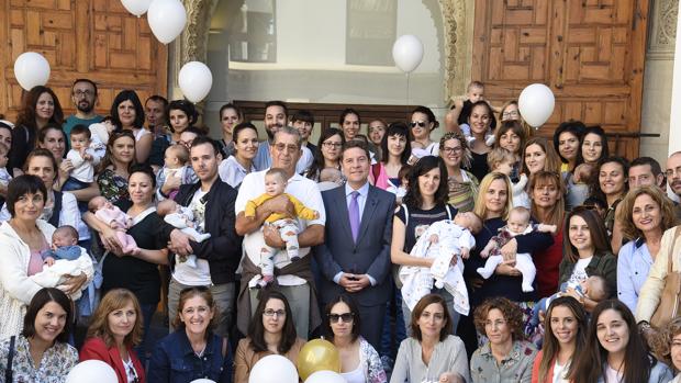 El presidente regional con madres, padres y niños en el palacio de Funesalida