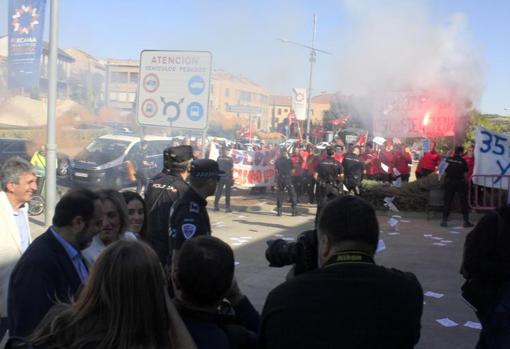 Tolón a su llegada al edificio Toletvm mientras los bomberos protestaban a la puerta