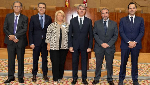 Los portavoces de PP, PSOE y Cs, con el presidente regional y los representantes de la AVT, Ángeles Pedraza y Miguel Folguera