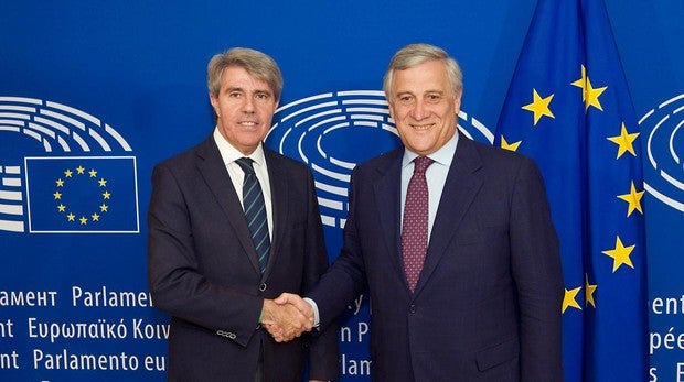 Ángel Garrido(izq.), presidente regional madrileño, junto al presidente del Parlamento Europeo, Antonio Tajani