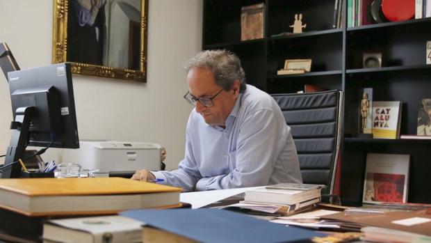 Imagen del presidente de la Generalitat, Quim Torra, trabajando el 12-O publicada en su de Twitter