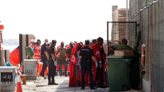 Supervivientes de la embarcación, a su llegada ayer a Almería
