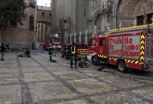 Los bomberos han acudido con un camión rotulado con mensajes contra la alcaldesa