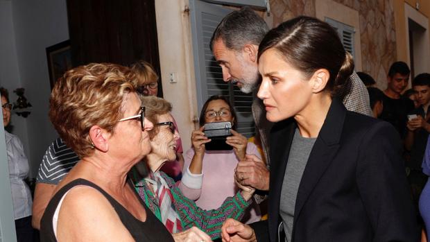 Doña Letizia conversa con una vecina de Sant Llorenç durante la visita del pasado viernes, día de la Fiesta Nacional
