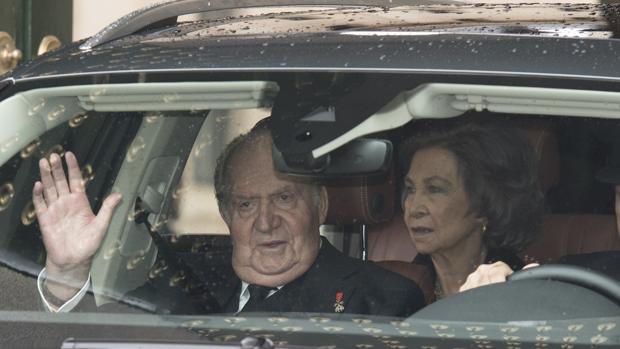 El Rey emérito, Juan Carlos I, y su la reina emérita, Doña Sofía, en San Lorenzo del Escorial, en abril