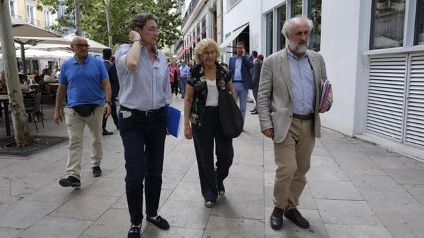 De izquierda a derecha, Marta Higueras, Carmena y Luis Cueto, el pasado mes de junio