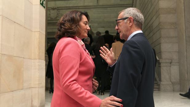 La consejera de Cultura y Turismo habla con el ministro José Guirao minutos antes de comenzar la Conferencia Sectorial