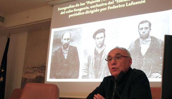 Enrique Sánchez Lubián durante la conferencia en la que habló, entre otros casos, del de los hermanos Manuel y Gregorio Galán del Verbo, conocidos como los «Pajeros» apuñalaron al cabo de la Zona de Reclutamiento Lorenzo Sangenis Llivit en 1905