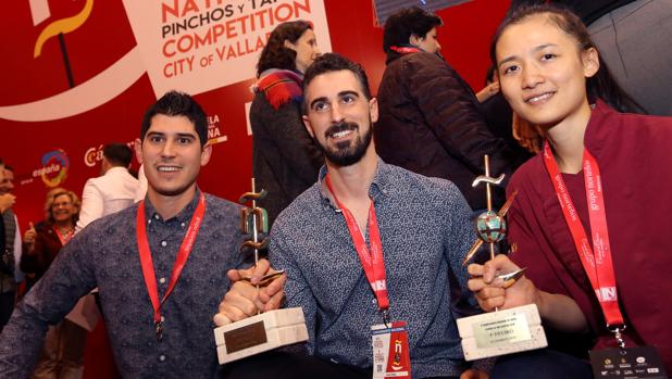 La chef Shuyun Chen (d), de Nueva Zelanda, y los hermanos LuIs Antonio y Javier Carcas, de Zaragoza
