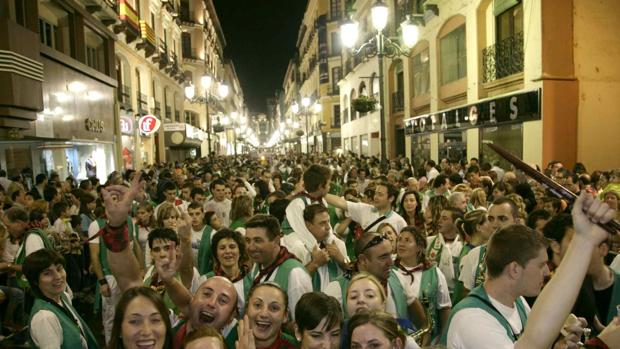 Peñistas por las calles de Zaragoza durante las multitudinarias fiestas del Pilar