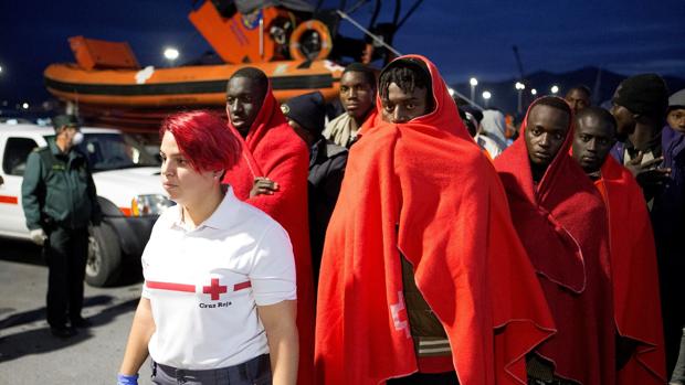 La Cruz Roja, a la llegada de 112 ocupantes de una patera en Motril