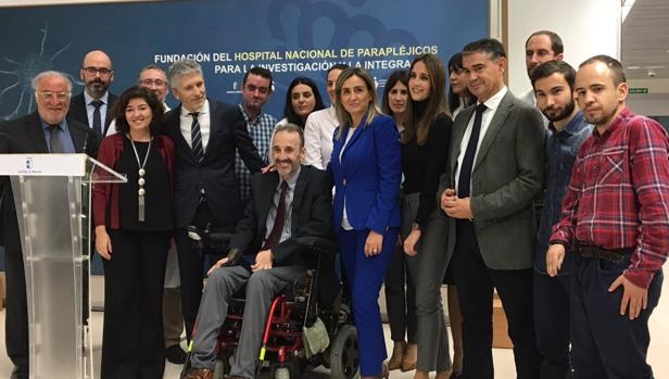 El ministro Grande-Marlaska con el presidente de Aspaym y la alcaldesa, Milagros Tolón, entre otros