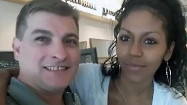 César Román, el «rey del cachopo», junto a Heydi Paz
