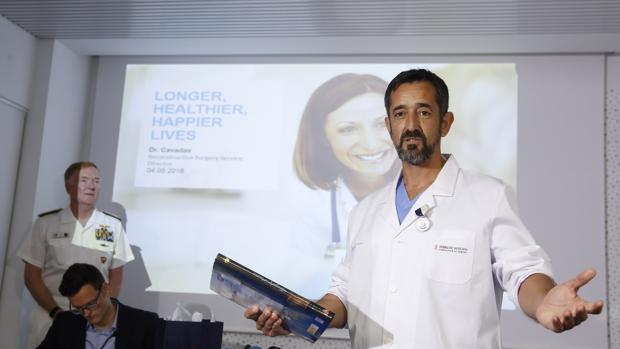Imagen del doctor Pedro Cavadas tomada el día que fue condecorado por la Armada de los Estados Unidos