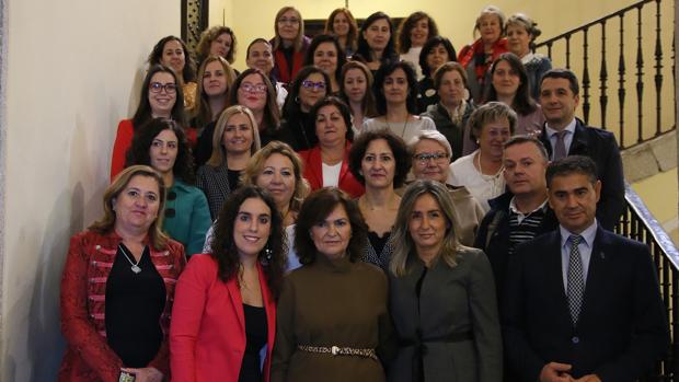 La vicepresidenta Carmen Calvo, con la alcaldesa, Milagros Tolón, las concejalas Rosana Rodríguez e Inés Sandoval y el delegado del Gobierno, Manuel González Ramos, y los miembros del Consejo Lcal de la Mujer