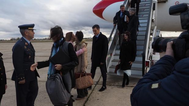 Sánchez y su séquito, en el momento de descender del Airbus que le ha trasladado a Valladolid