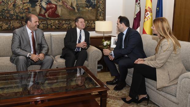 Reunión entre García-Page y Paco Núñez, acompañados por Martínez Guijarro y por Carolina Agudo