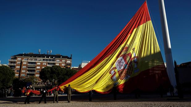 El izado de la bandera nacional en la Plaza de Colón de Madrid con motivo del Día de la Constitución