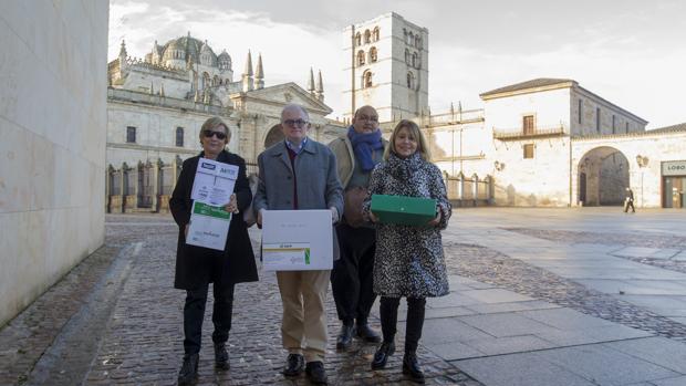 Representantes de Unidos contra el Cáncer, con las 4.004 quejas que llevaron ante el Procurador del Común