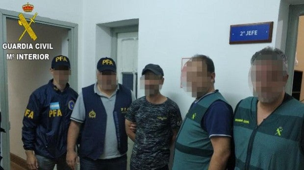 Imagen del detenido junto a los agentes