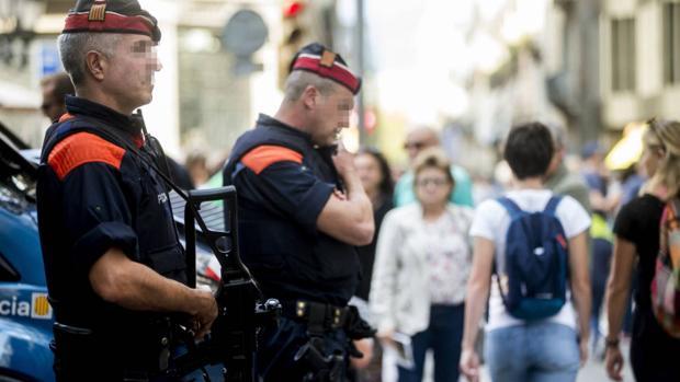 Agentes de los Mossos d'Esquadra en Barcelona