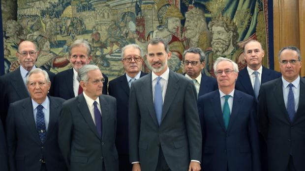 El Rey Felipe VI, durante la audiencia al Patronato de la Fundación Transición Española, en el Palacio de la Zarzuela