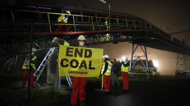 Activistas de Greenpeace tras el asalto a la central de Meirama