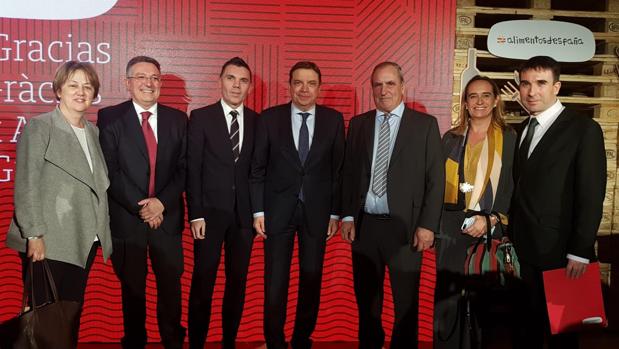El ministro Luis Planas, en el centro, con los responsables de Puerto Celeiro