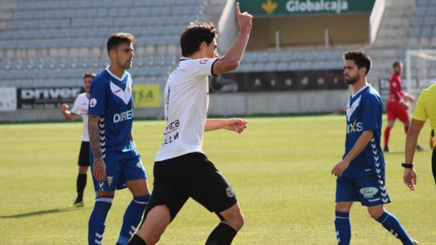 Jairo Cárcaba celebra el empate a uno ante el CF Badalona