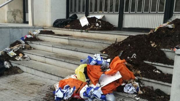 Montones de estiércol a las puertas de un juzgado catalán